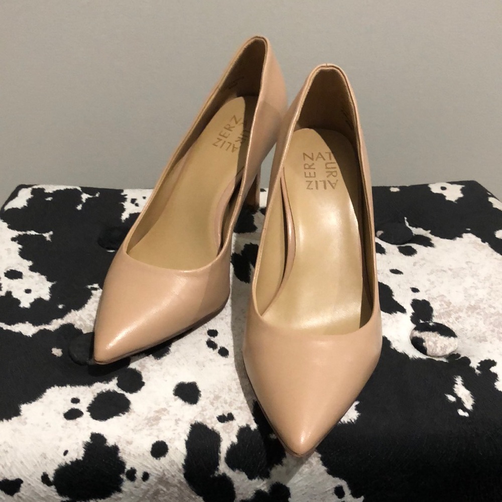 NATURALIZER ANNA Nude Pumps with Pointed Toe, 7 Wide